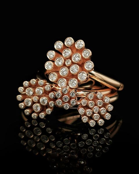 Rosé gouden ring met drie bloemen van briljant geslepen diamanten.