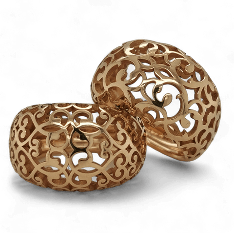 Twee brede rosé gouden ringen met een opengewerkt patroon van bogen en krullen.
