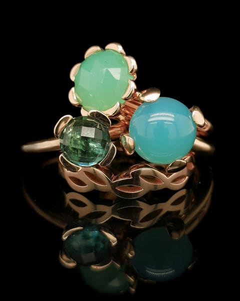 Rosé gouden ring met drie cabochons in groen en turkoois.