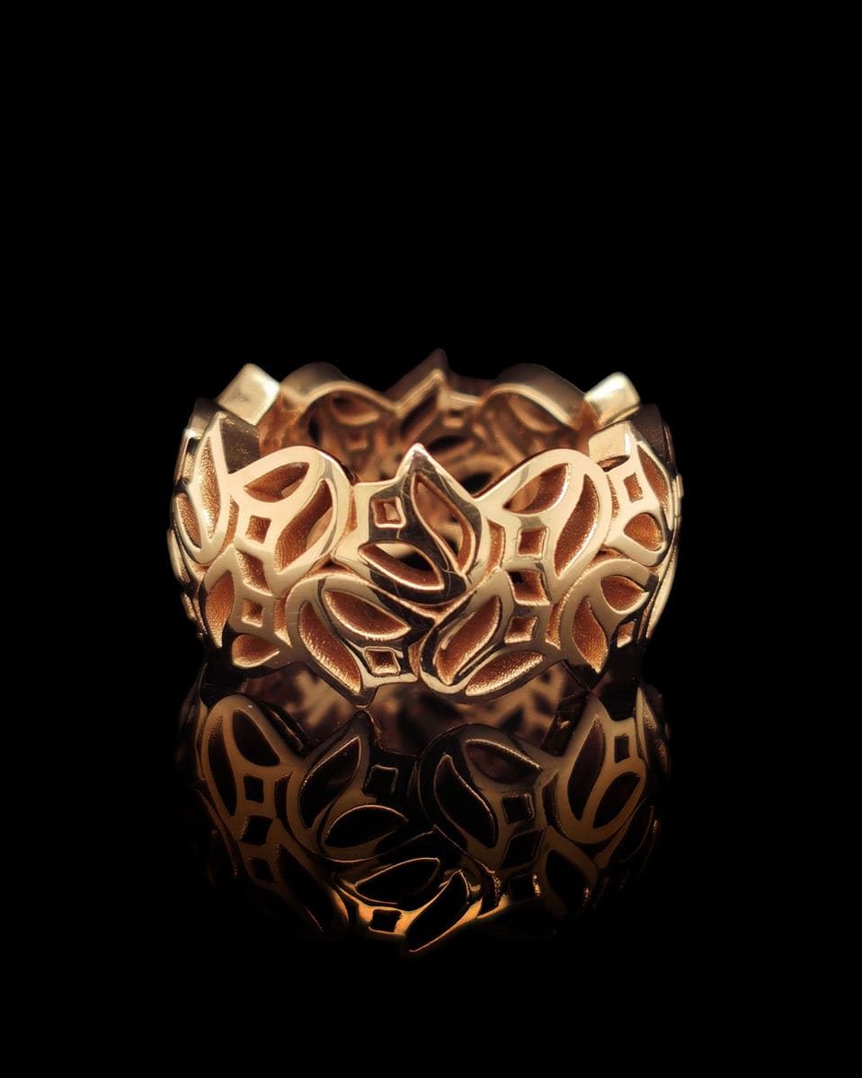 Gouden ring met een opengewerkt tulpmotief rondom.