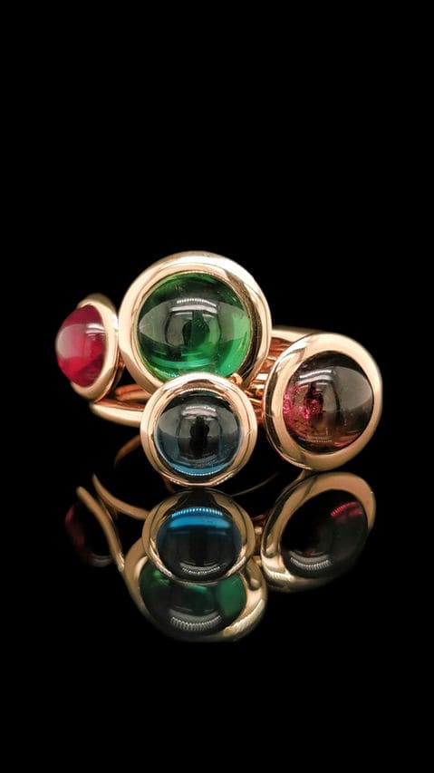 Ring met rode, groene en blauwe cabochons in rosé goud.