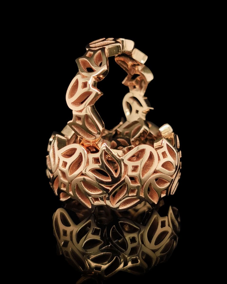 Opengewerkt TULP sieraad in 18 karaats goud.