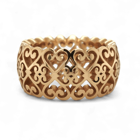 Gouden ring met een opengewerkt patroon van hartvormige krullen.